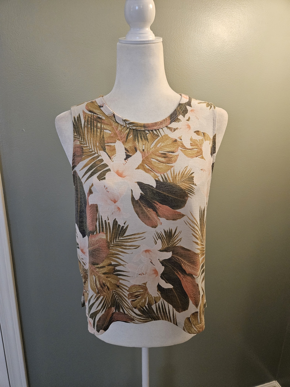 Old Navy Sleeveless Tropical Floral Tank Top in Cream and Brown Medium M